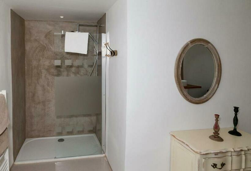 جناح, Les Chambres De Charlotte