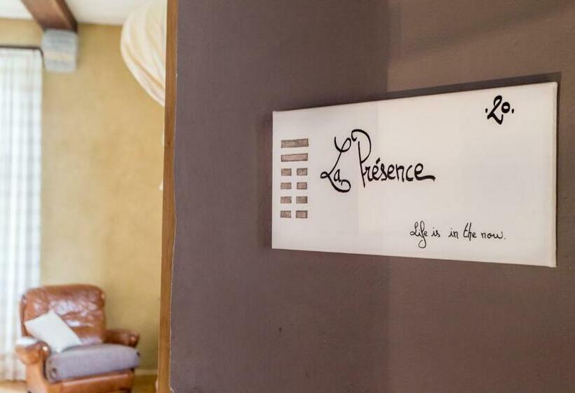 标准间, Les Fous Du Village