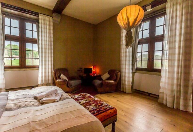 标准间, Les Fous Du Village