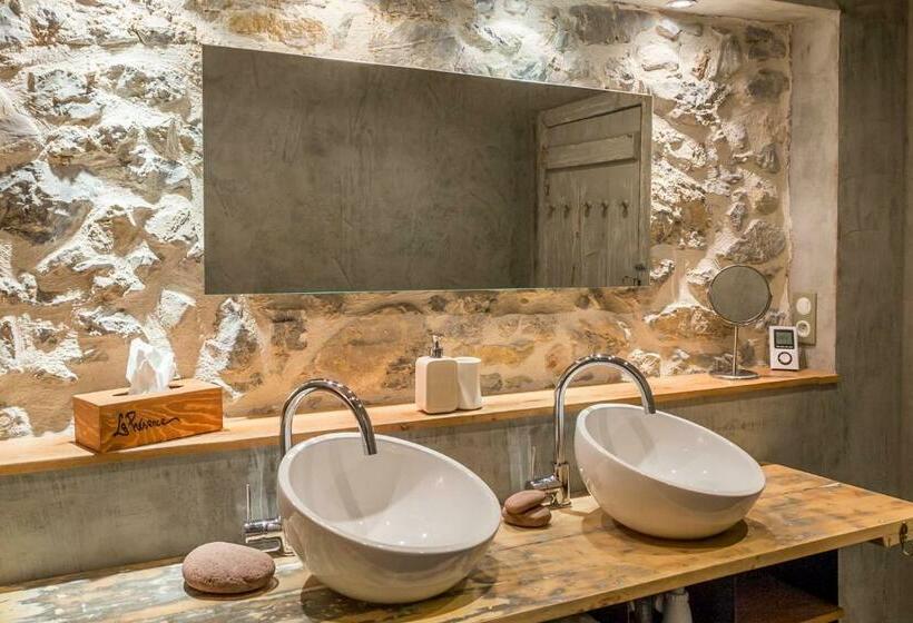 标准间, Les Fous Du Village