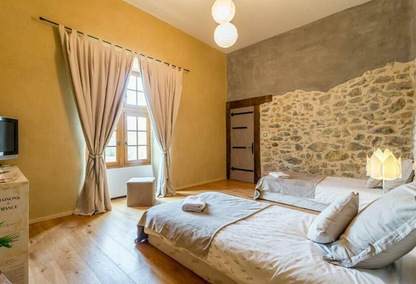 四人标准间, Les Fous Du Village