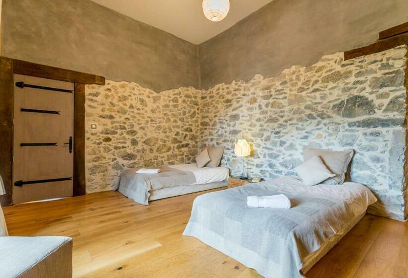 四人标准间, Les Fous Du Village