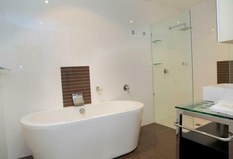 דירת שני חדרים, Boulevard Towers