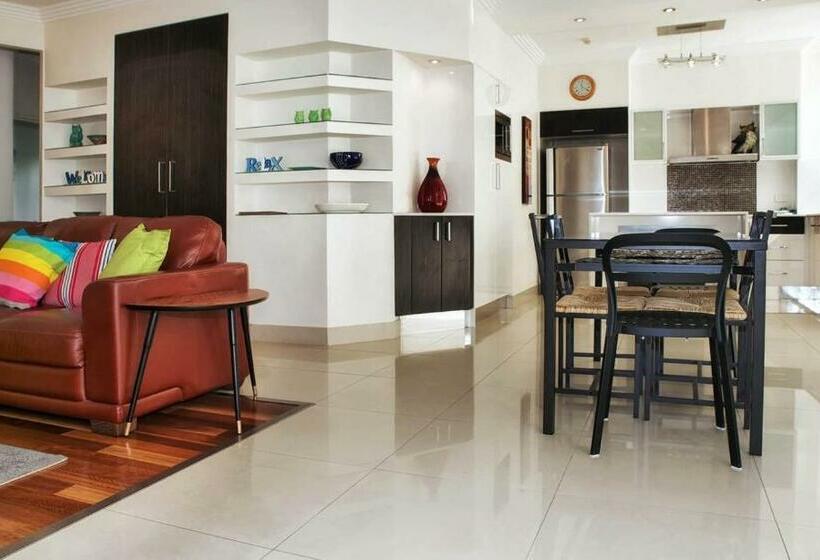 דירת חדר בקומת קרקע, Boulevard Towers