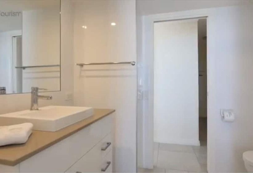 דירת חדר, Boulevard Towers