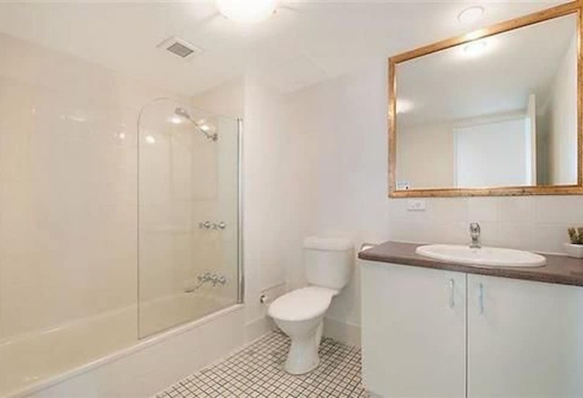 דירת חדר בקומת קרקע, Boulevard Towers