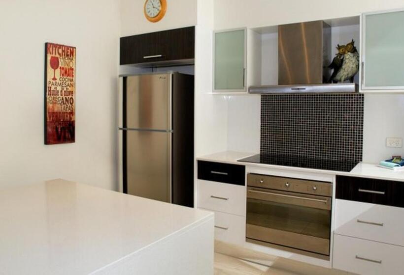 דירת שני חדרים, Boulevard Towers