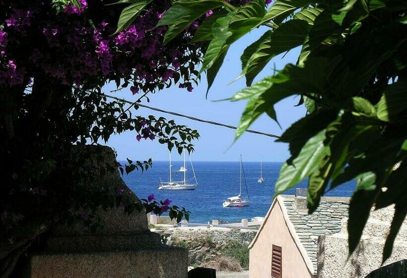 Номер Стандарт Вид на Море, Le Vieux Moulin