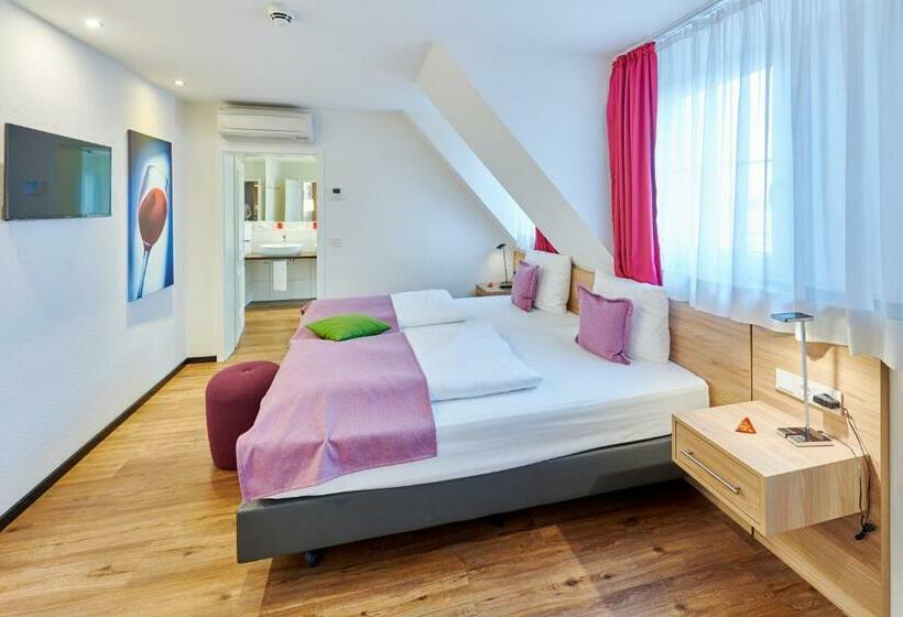 חדר דלוקס יחיד, Das Crass