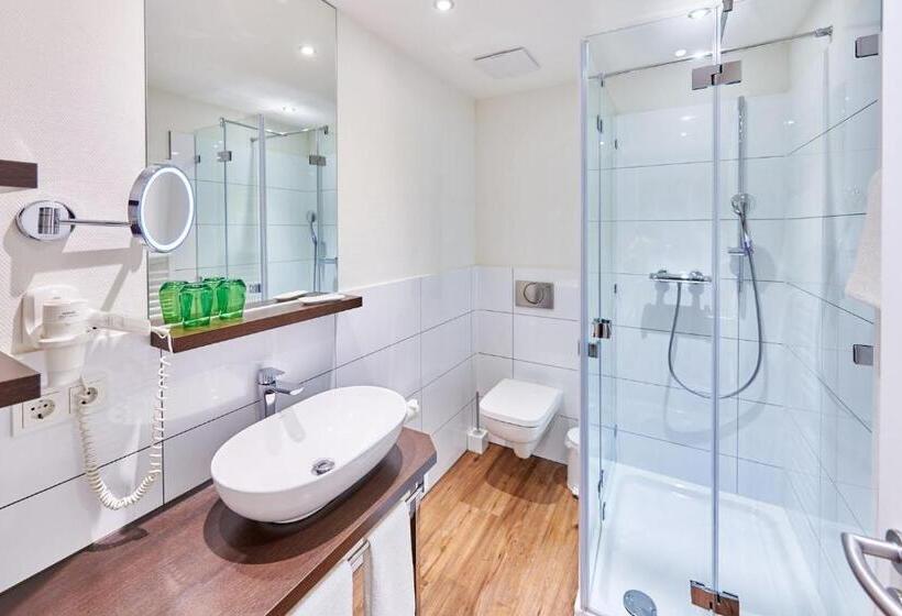 חדר דלוקס יחיד, Das Crass