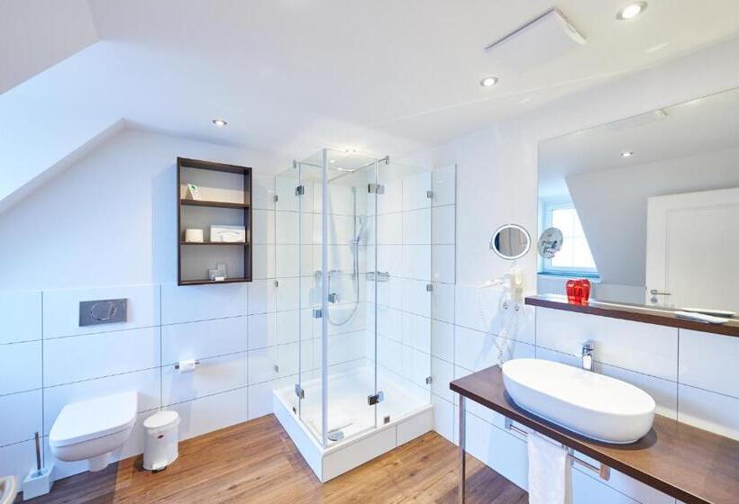 Номер Стандарт Индивидуальный, Das Crass