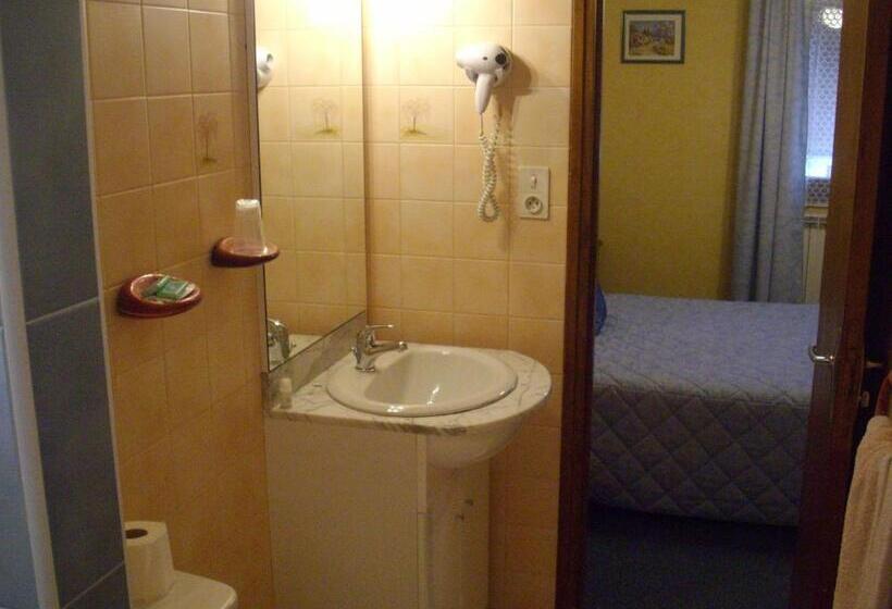 חדר סטנדרט לארבעה, Hôtel Restaurant Anglade