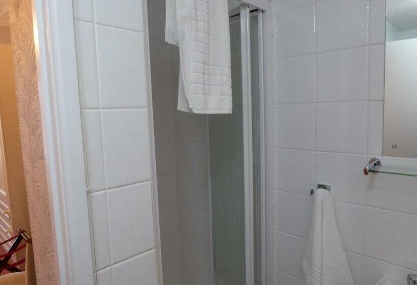 חדר סופריור, The Berwick Over 40 S Only