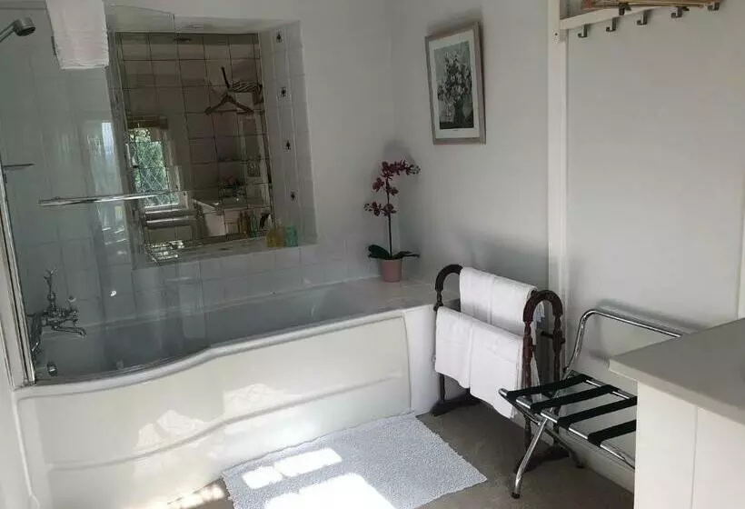 デラックスルーム, Trumbles Gatwick B&b