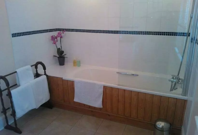 スタンダードルーム, Trumbles Gatwick B&b