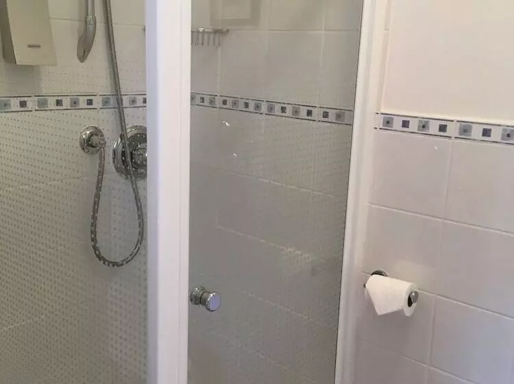 スタンダードルーム, Trumbles Gatwick B&b