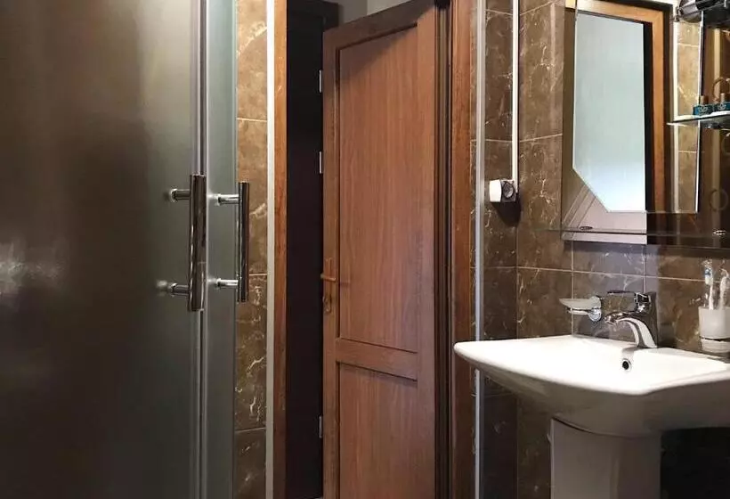 Chambre Triple Confort, Aragvi