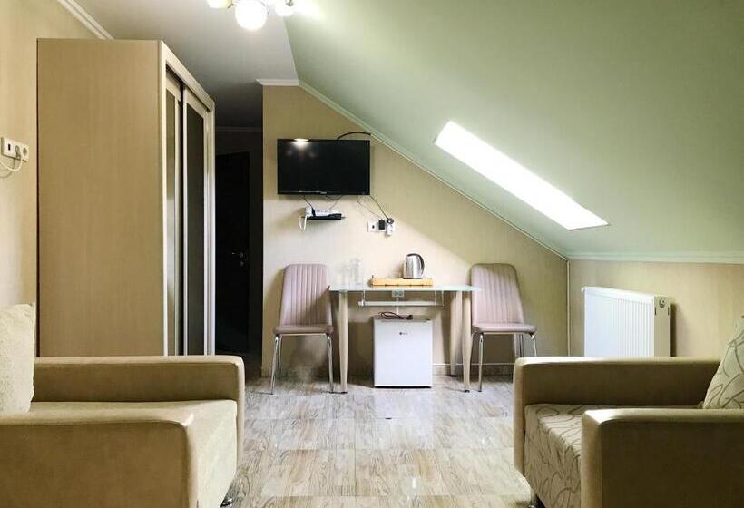 اتاق راحتی سه تخته, Aragvi