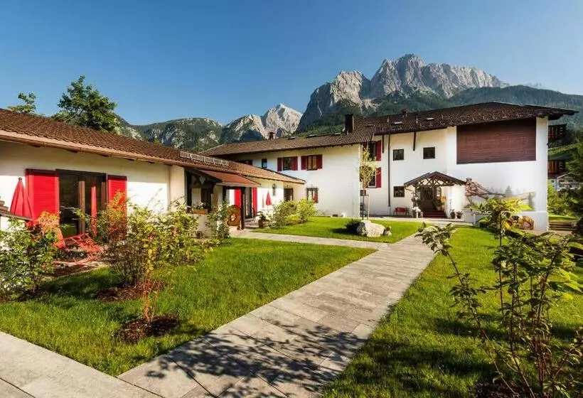 Standard Kolmen Hengen Huone Parveke, Bayern Resort