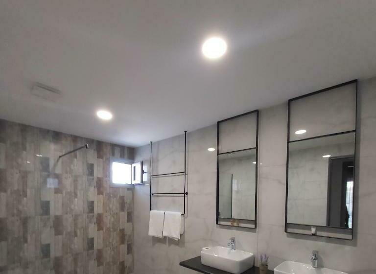 Семейный Номер Вид на Море, Dhima