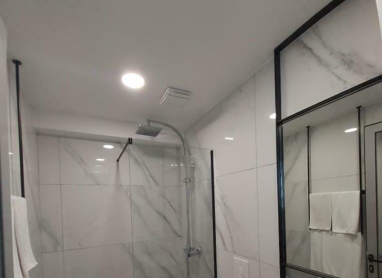 Номер Стандарт Вид на Горы, Dhima