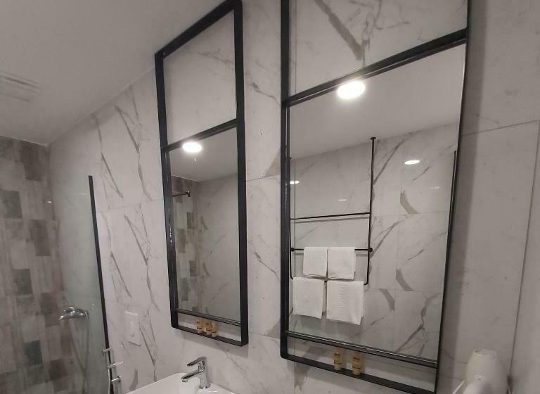 Семейный Номер Вид на Море, Dhima