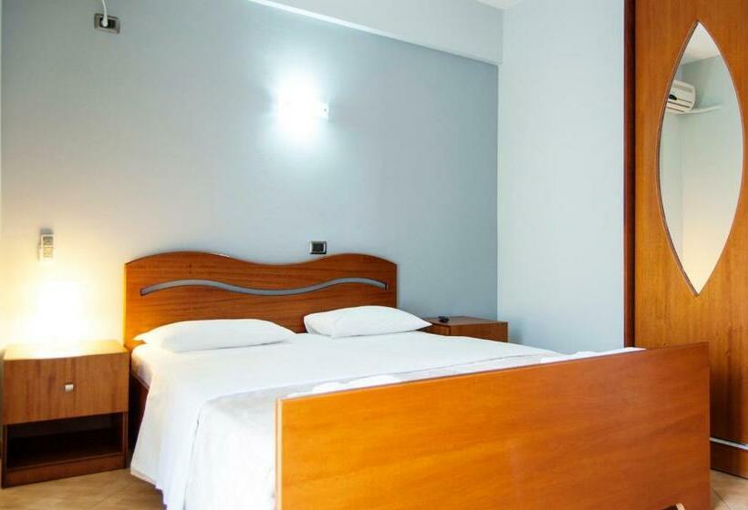 Семейный Номер Вид на Море, Dhima