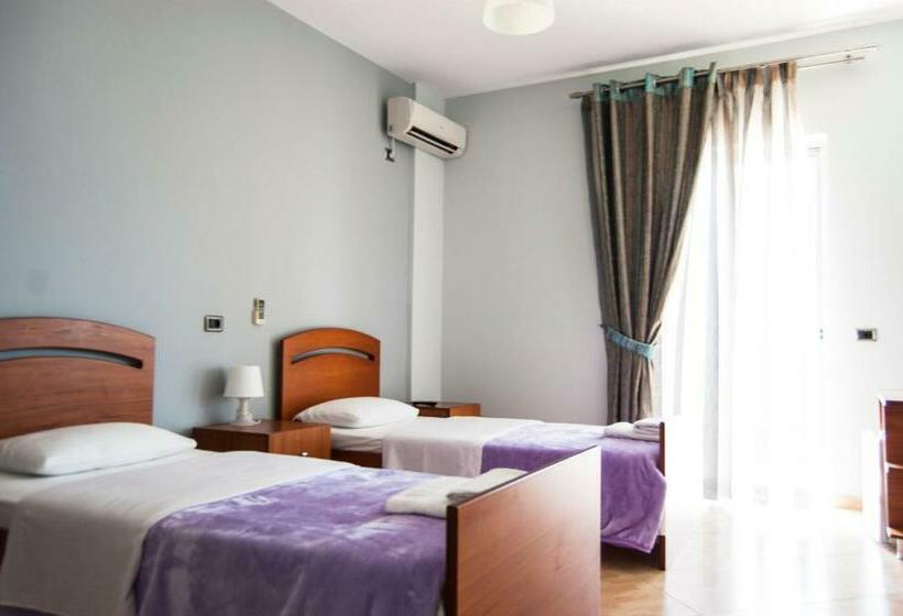 Семейный Номер Вид на Море, Dhima