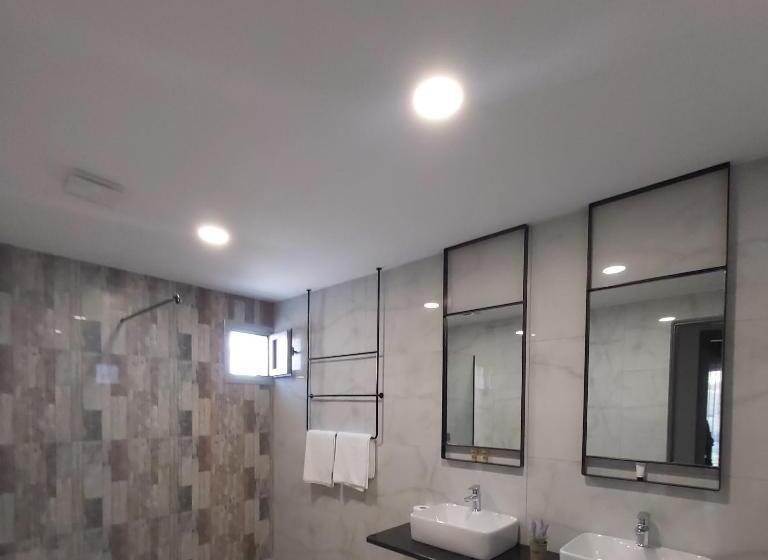 Семейный Номер Вид на Горы, Dhima