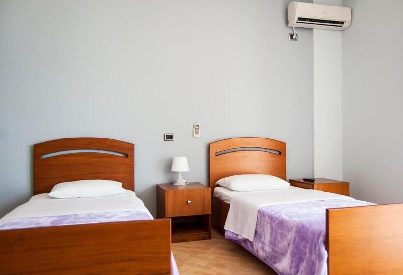 Семейный Номер Вид на Горы, Dhima