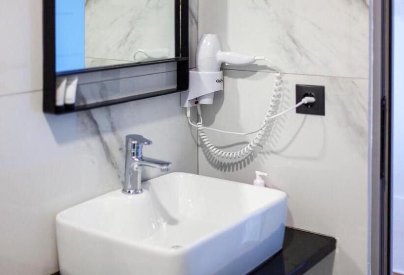 Семейный Номер Вид на Море, Dhima