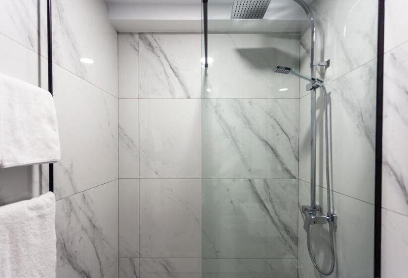 Номер Стандарт Вид на Горы, Dhima