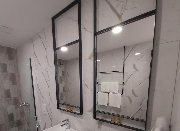 Номер Стандарт Вид на Горы, Dhima