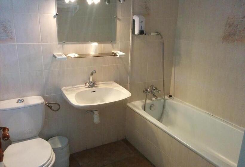 Quarto Triplo Estandar, Restaurant L Agachon