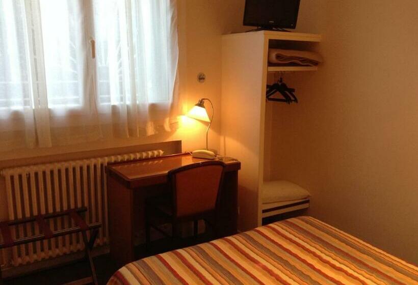 Quarto Estandar, Les Troenes