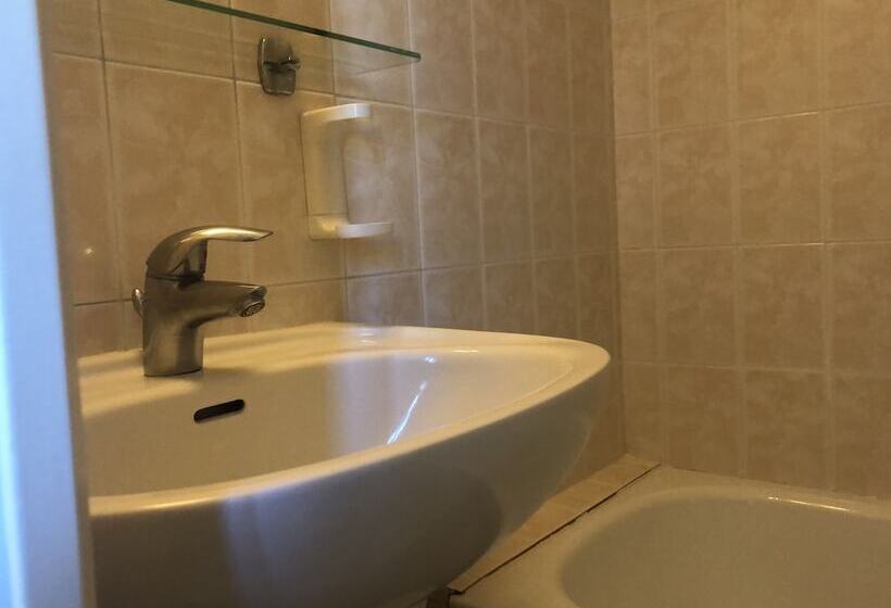 Quarto Estandar, Les Troenes