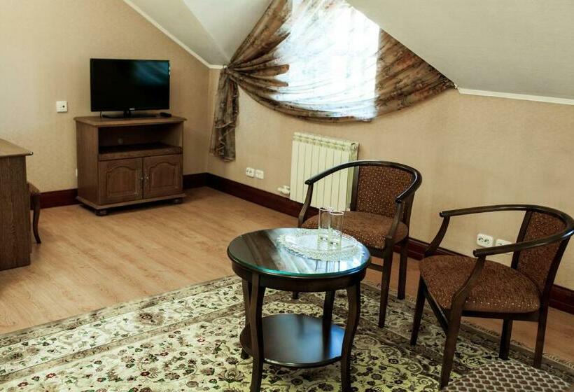 سوییت جونیور, Miss Mari