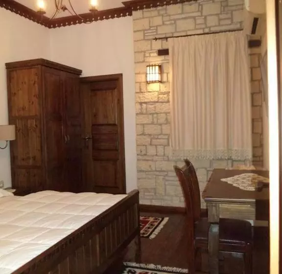 اتاق لوکس, Vila Aleksander