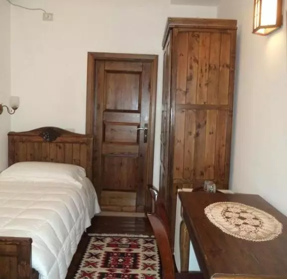 اتاق لوکس, Vila Aleksander