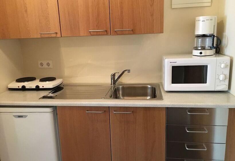 استودیوی استاندارد, Welcome Apartments