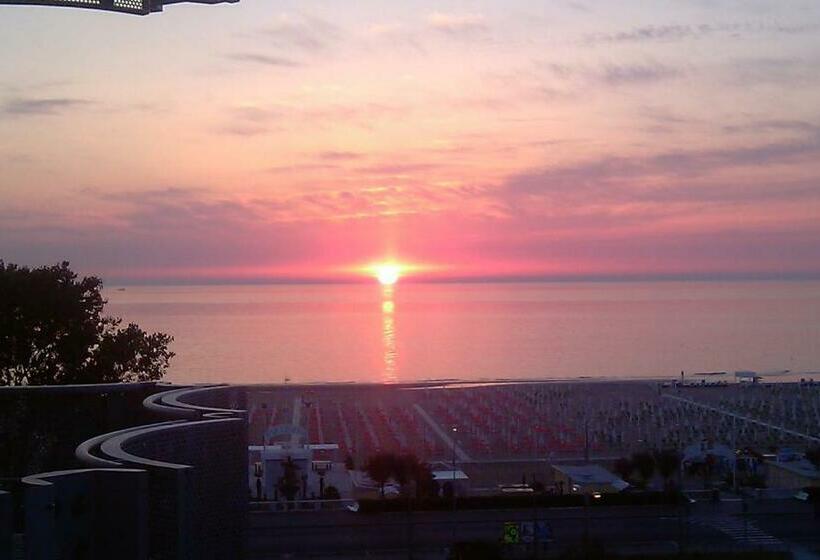 اتاق استاندارد سه نفره, Grifone