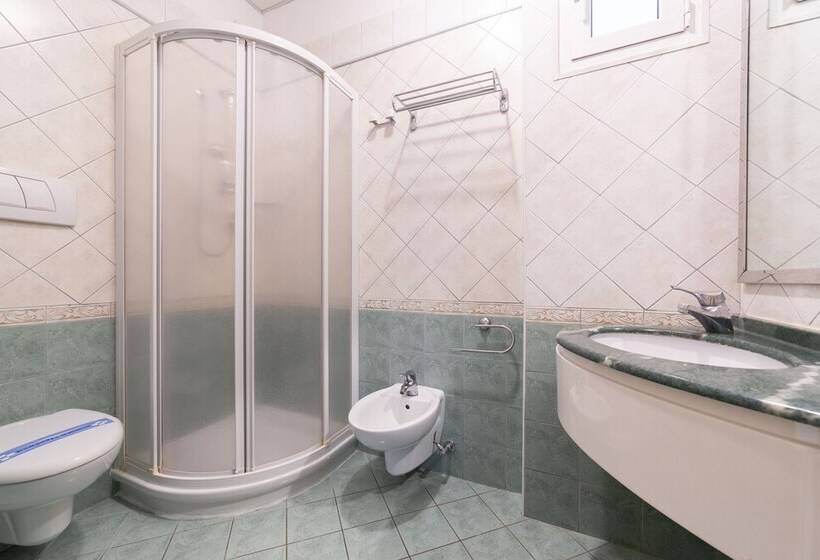 اتاق استاندارد سه نفره, Grifone