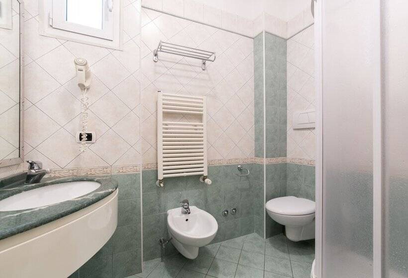 اتاق استاندارد سه نفره, Grifone