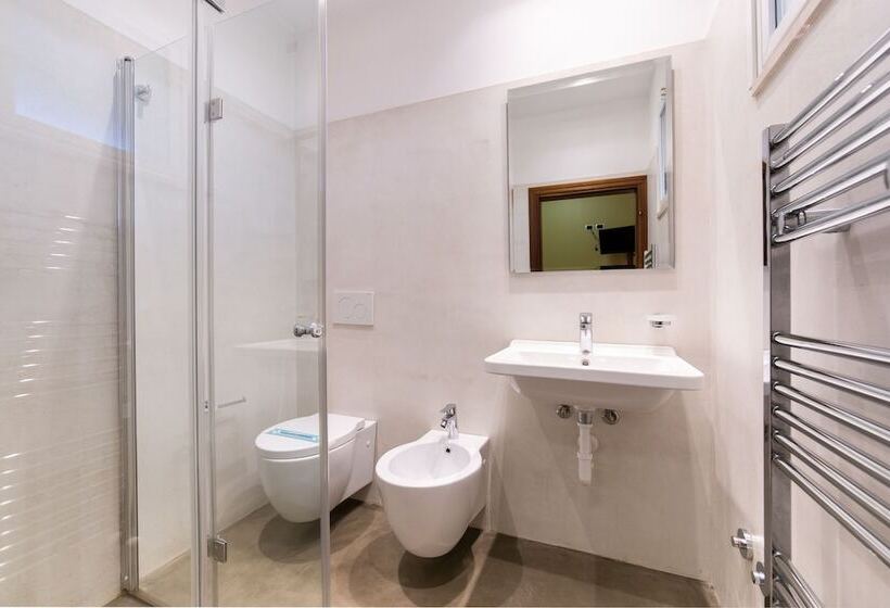 اتاق استاندارد سه نفره, Grifone