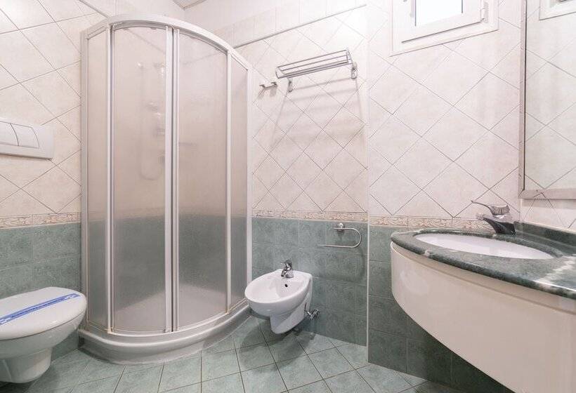 اتاق استاندارد سه نفره, Grifone