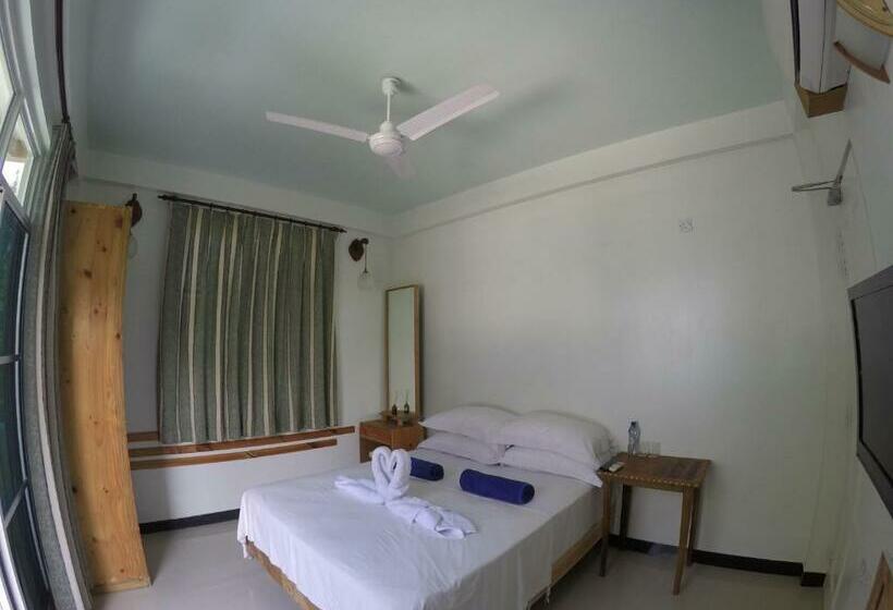 اتاق لوکس با چشم‌انداز دریا, Leisure Boutique