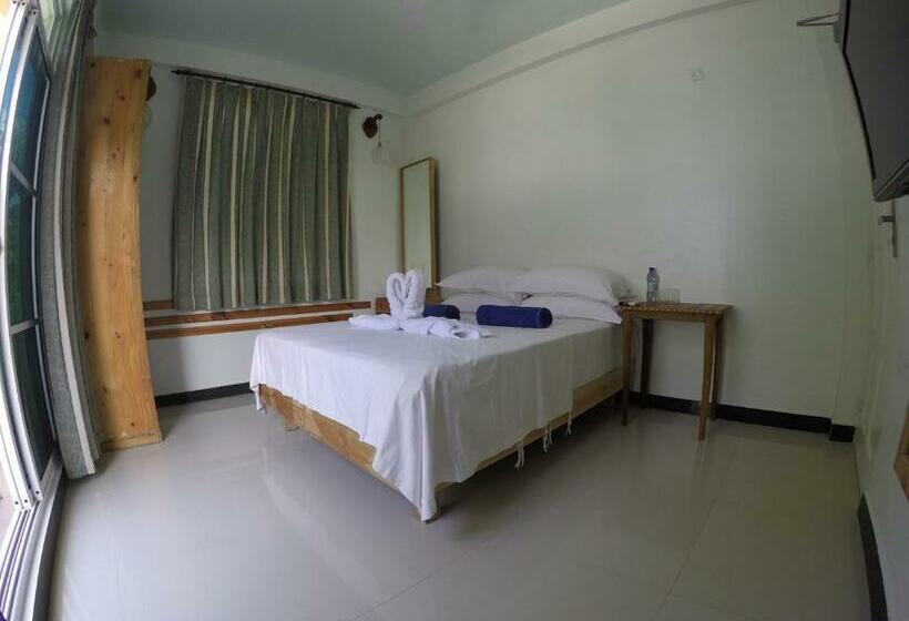 اتاق لوکس با چشم‌انداز دریا, Leisure Boutique