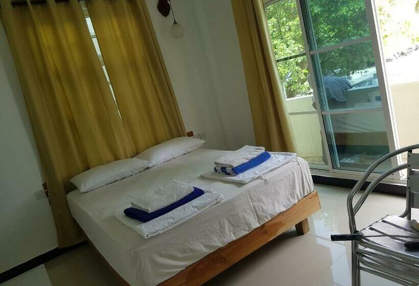 اتاق لوکس با چشم‌انداز دریا, Leisure Boutique