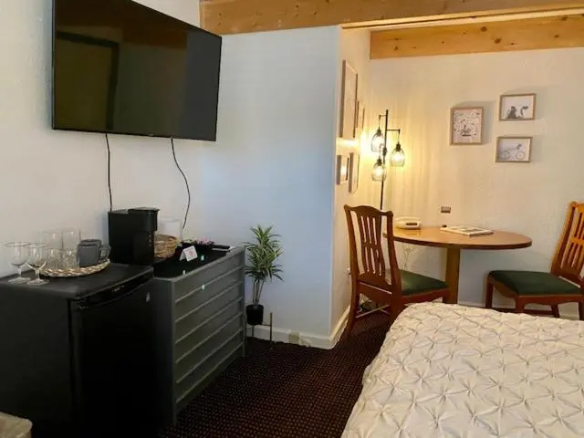 キングサイズベッドのデラックスルーム, Moose Creek Lodge & Suites