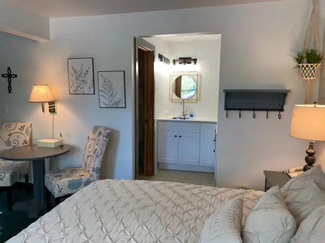 キングサイズベッドのデラックスルーム, Moose Creek Lodge & Suites